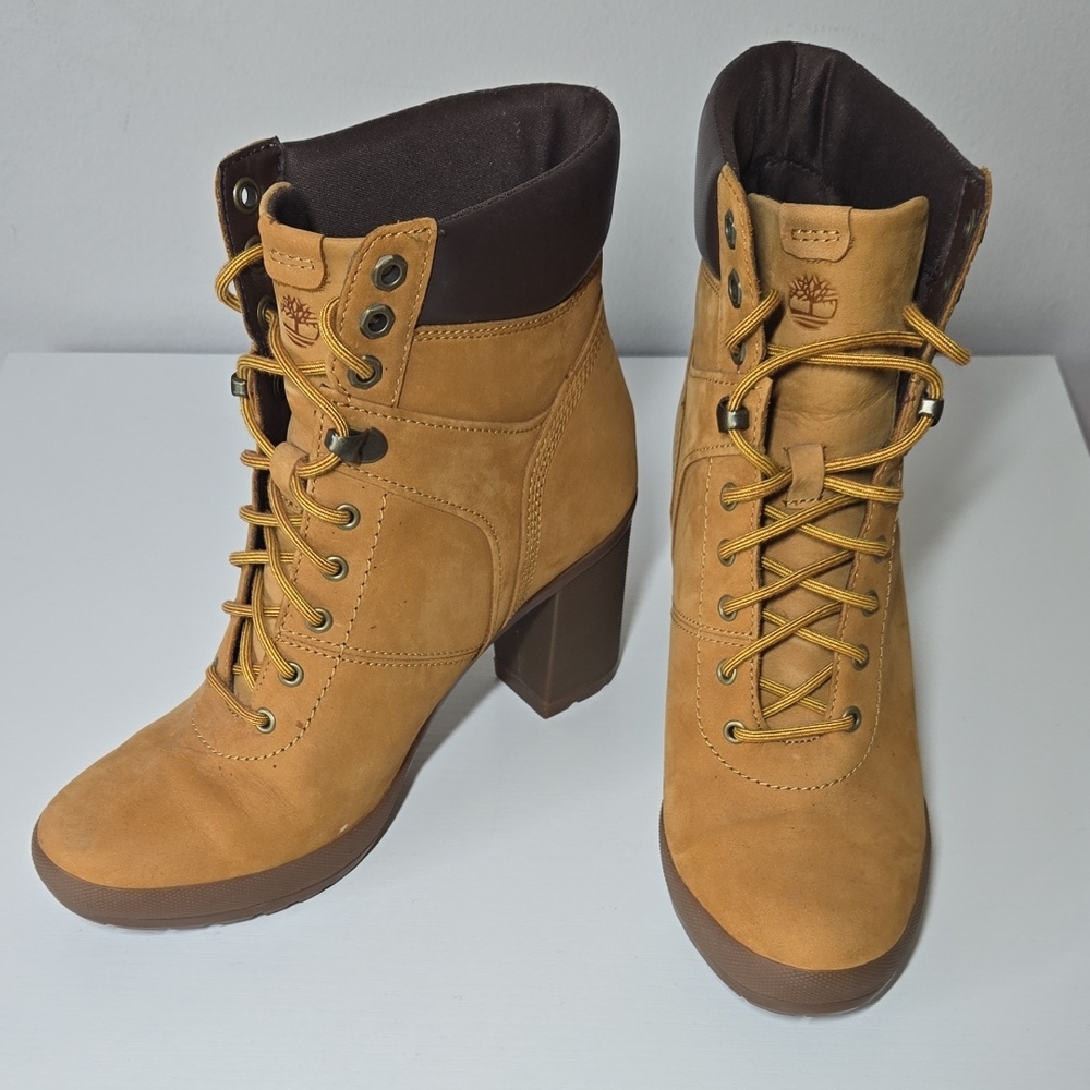 Timberland Tan Lace Up Boots with Brown Accents